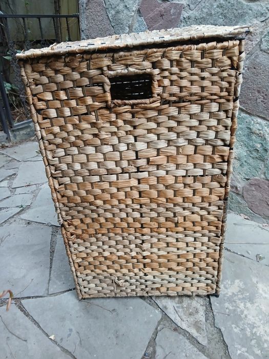 Корзина для белья на металлическом каркасе из натурального материала