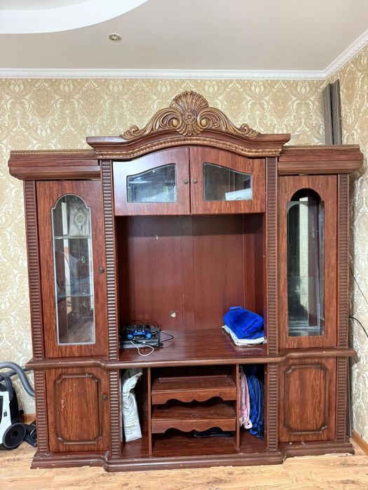 Продаю сервант в гостиной