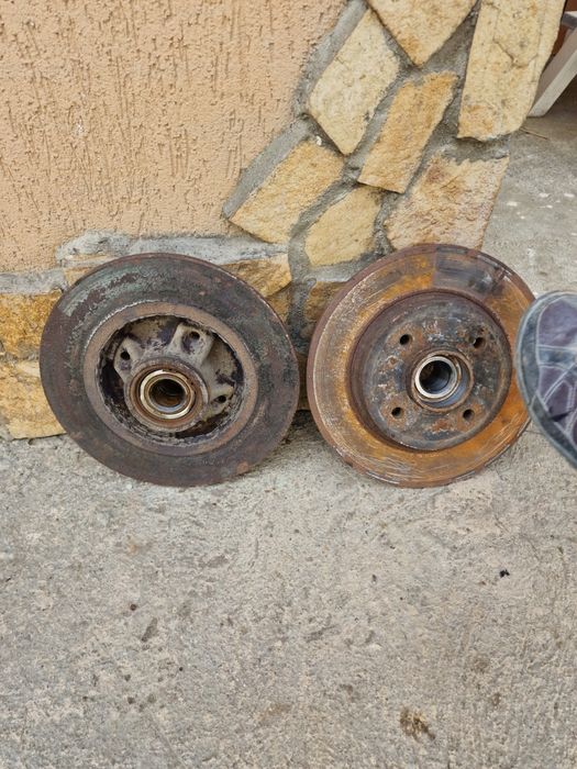 Discuri Peugeot 308 cu rulment cu tot . Pe spate