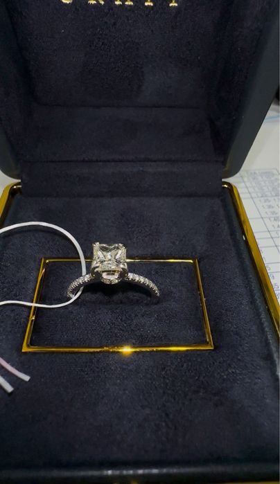 НАТУРАЛЬНЫЙ брилиант колечко