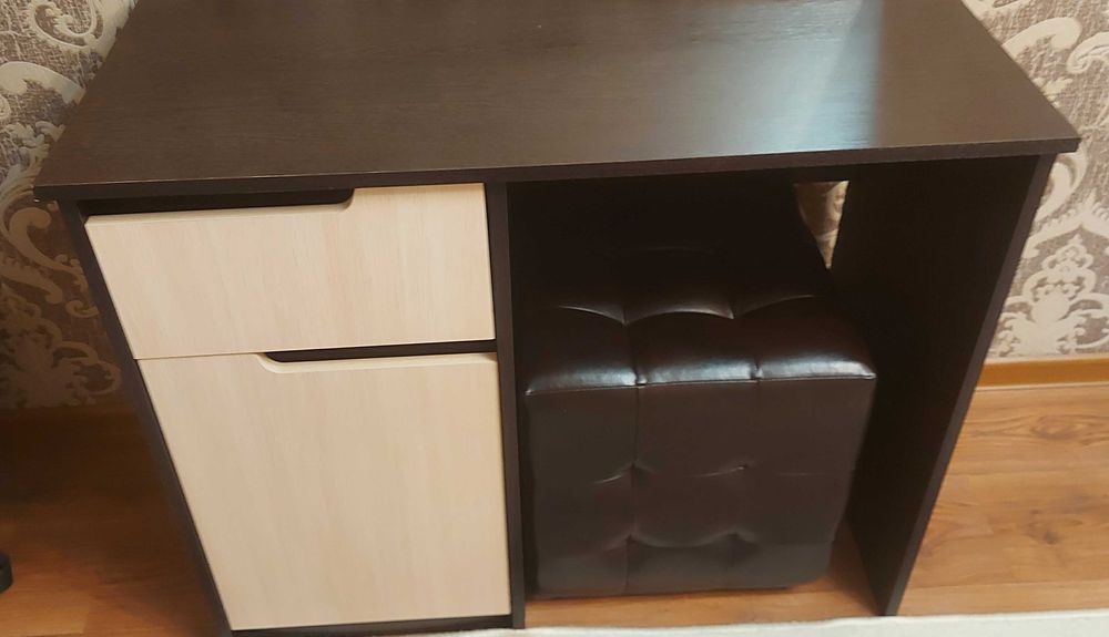 Туалетный столик и пуфик