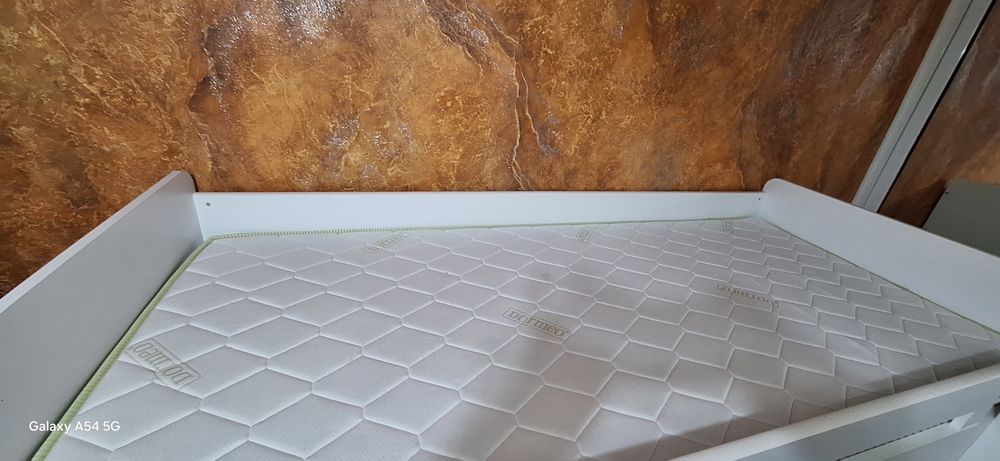 Pat suspendat cu birou si sifonier