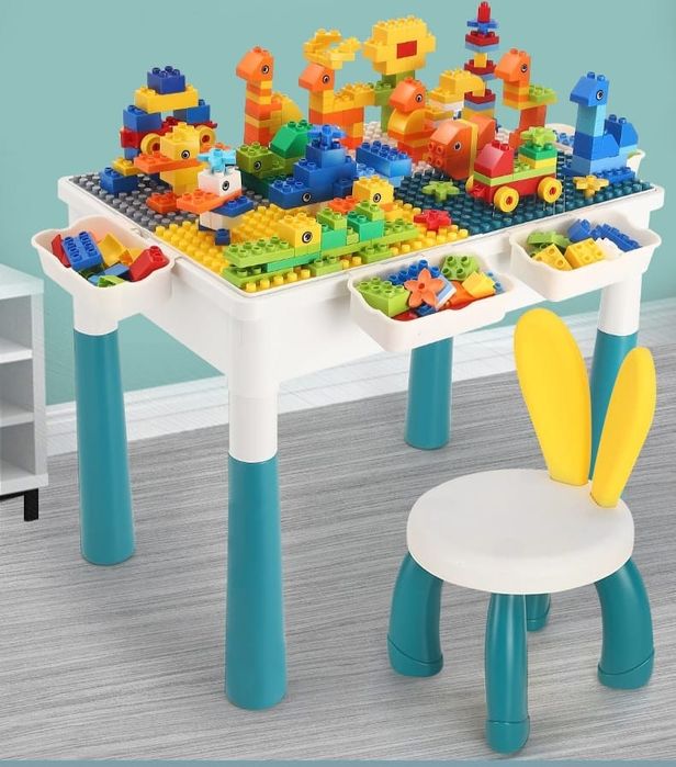 Детский стол с конструктором.