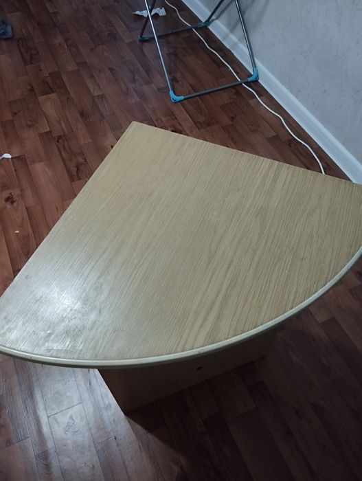 Трёхугловой стол