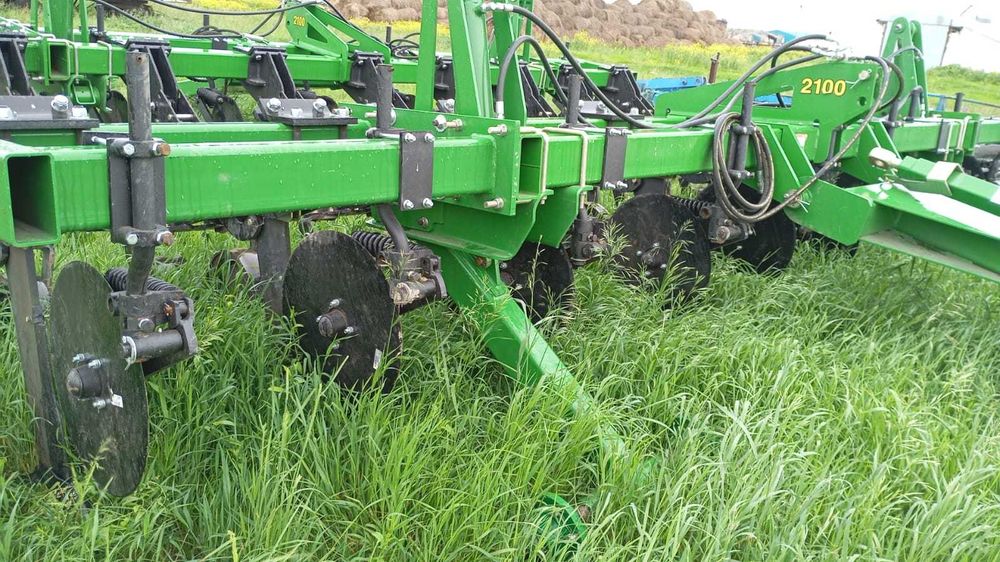 Глубокорыхлитель John Deere 2100