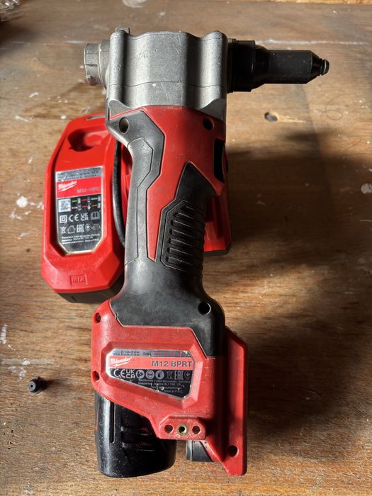 Pistol nituri Milwaukee M12