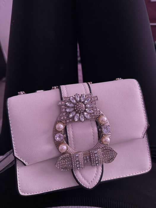 Бяла чанта с камъни