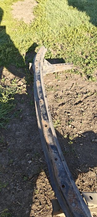 Усилитель переднего бампера