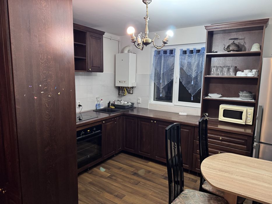 Inchiriez apartament 3 camere zona Centrul Vechi