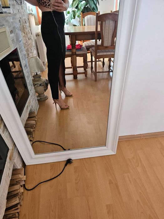 Fusta noua, chic, lunga cu crapatura pe picior 38-40