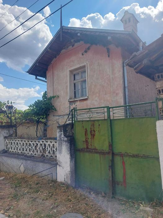 Двуетажна къща с двор в с. Тъжа, общ. Павел баня