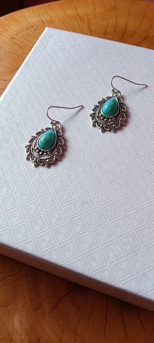 Слънчеви закачливи обеци в бохо стил с камък в тюркоаз -за ежедневно и