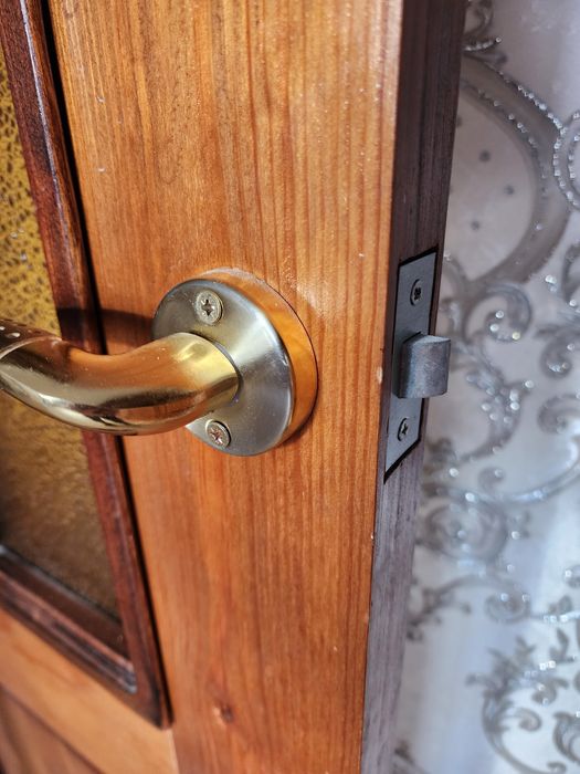 Продам дверь деревянную