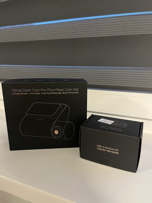 cameră auto 70mai Dash Cam Pro Plus+ cu cameră spate, împreună cu OBD II Hardwire Kit.