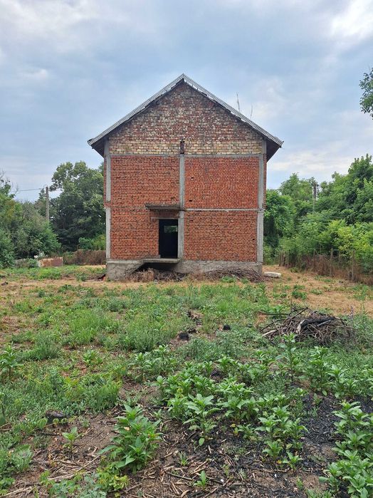 Гр. Русе с. Червена вода Къща на два етажа плюс мази и тавански етаж в близост до центъра на селото
