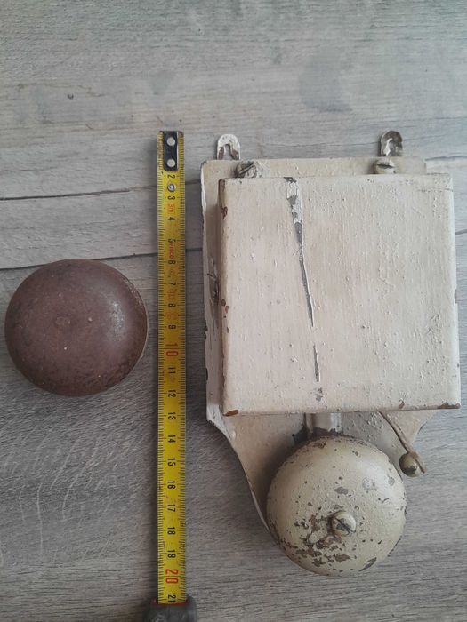 Sonerie veche usa scoala perete lemn clopotel metalic cu ciocanel Germania anii 40