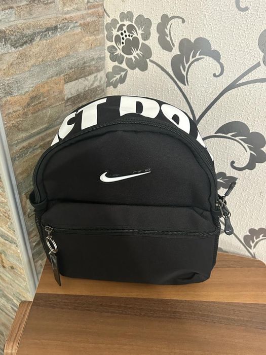 Раници Найк