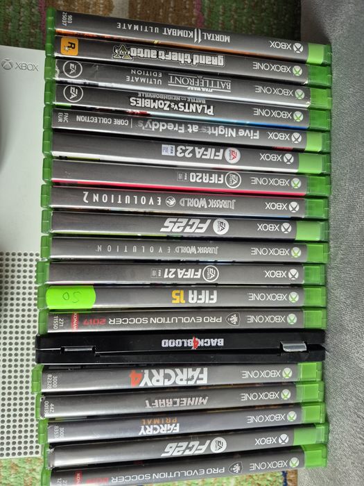 Vând xbox one cu manete si jocuri