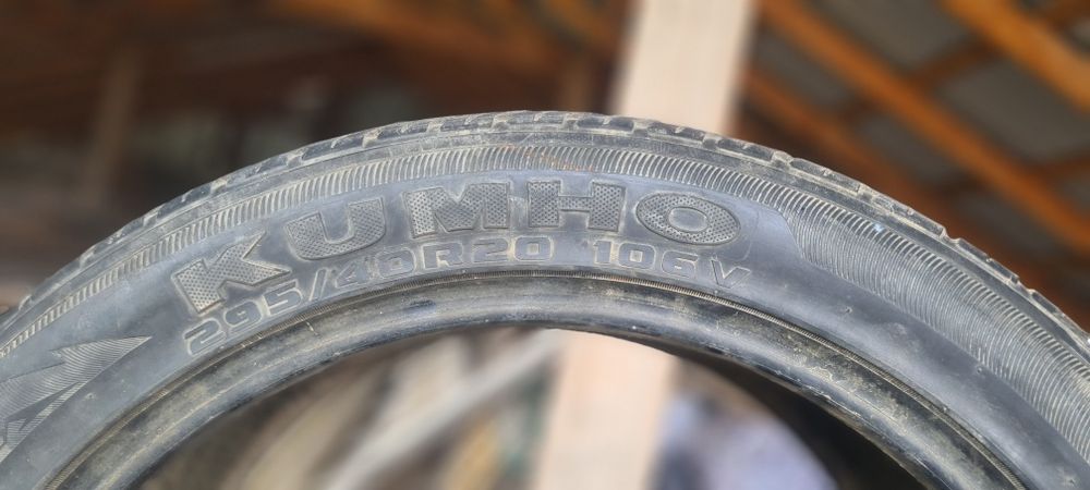 Li9 shina 295/40R20 106 V