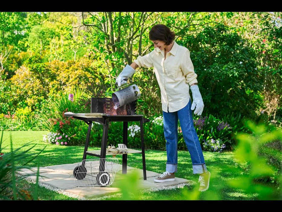 Grătar mobil pe cărbuni GRILLMEISTER cu roți, masă laterală și paravânt, suprafață 48,5×28,5 cm, Factura si Garantie