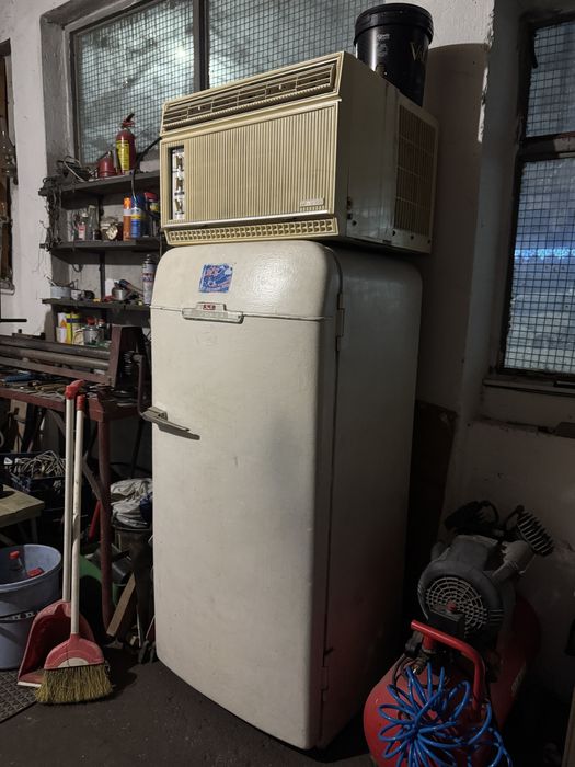 Ретро хладилник бял