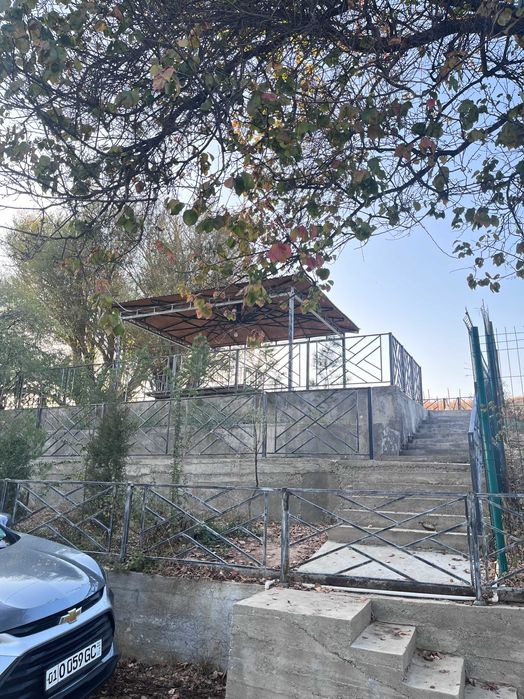 Продается Дача с выходом на речку, в Кибрае на Майском. 6+4 соток