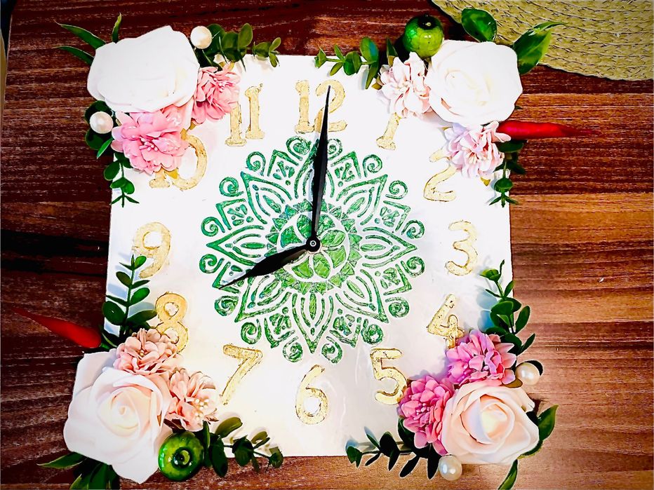 Стенен часовник с цветя