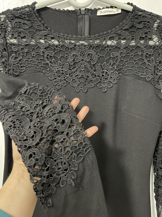 Черна,права рокля,с ефектен ръкав.