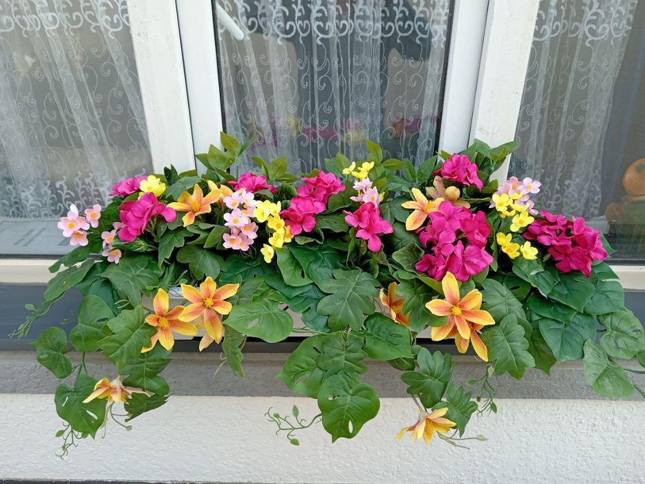 Декоративные растения искусственные цветы и деревья. Лоток с озеленени