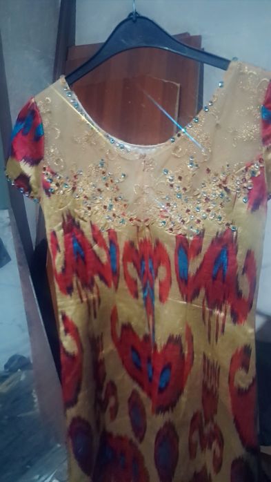 Qizlar uchun atlascha ko'ylak