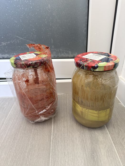 Vand 2 borcane de vopsea