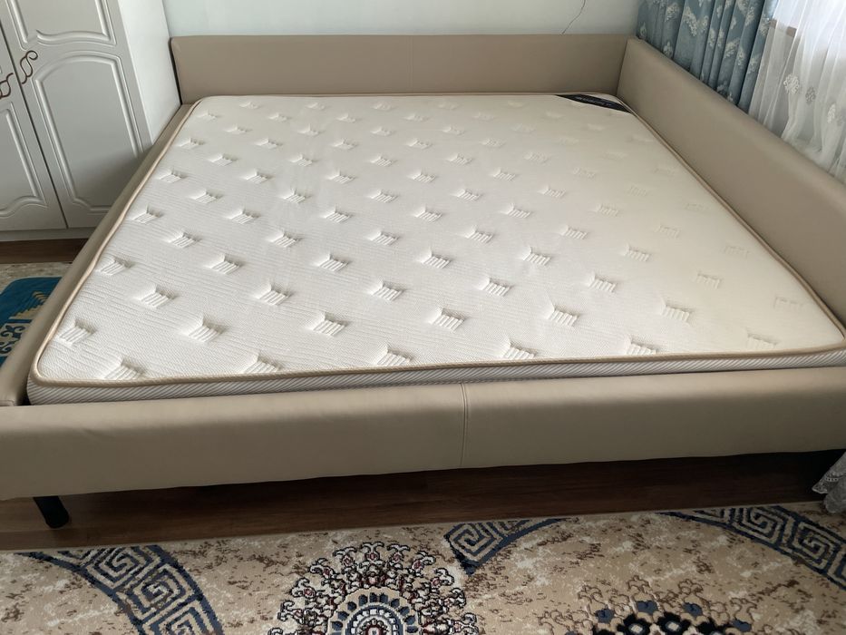 Продается большая кровать