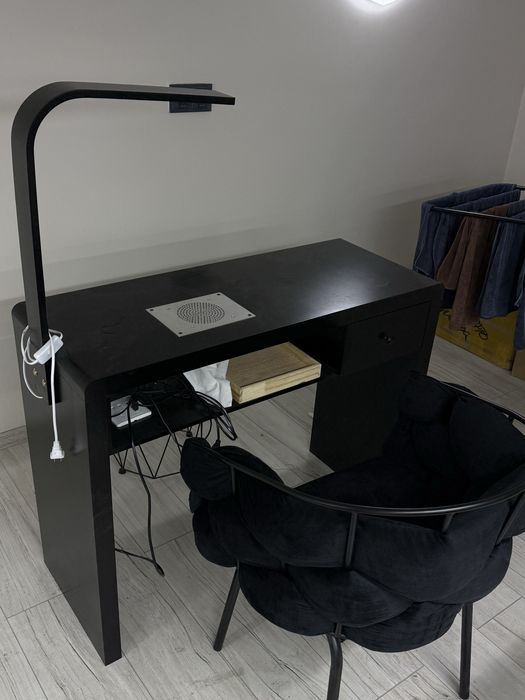 Маникюрный стол