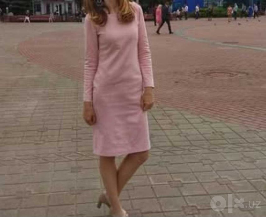 Розовое облигающее платье