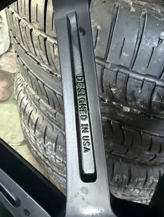 Диски с летними шинами Pirelli.