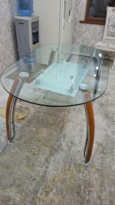 Стеклянный стол для зала и кухни