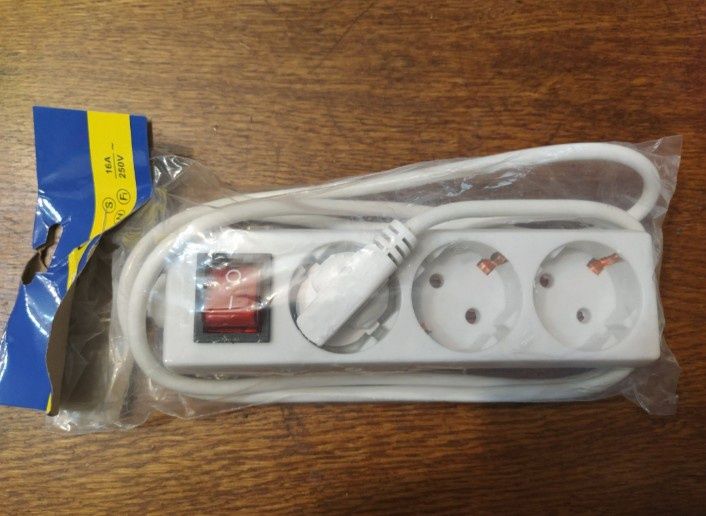 Prelungitor de 1,5 metri cu trei prize și buton pornit/ oprit.
Prelung