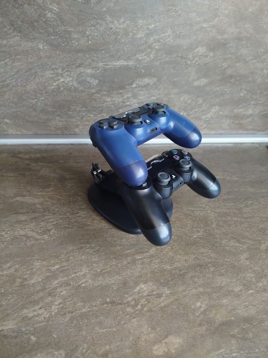 Playstation 4 Pro + 2 джойстика и стойка