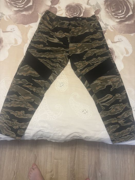 Продавам карго панталон G-star