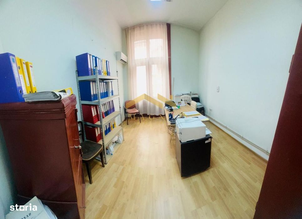 Apartament (pretabil pentru Birou ,Cabinet etc.) de vanzare in centru.