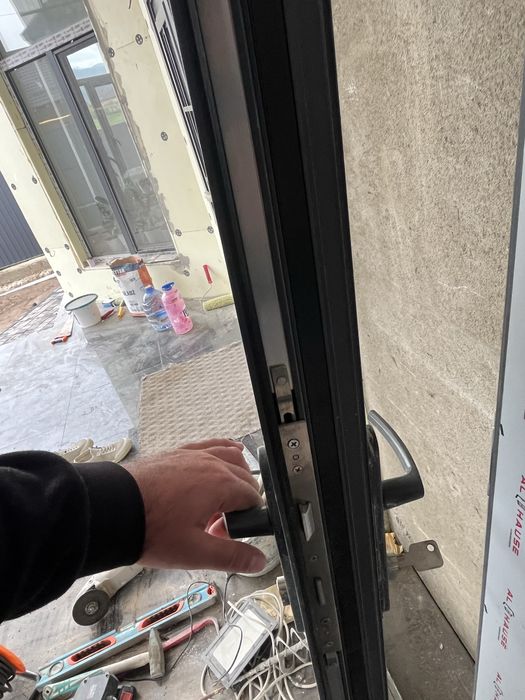 Продам металопластиковую дверь