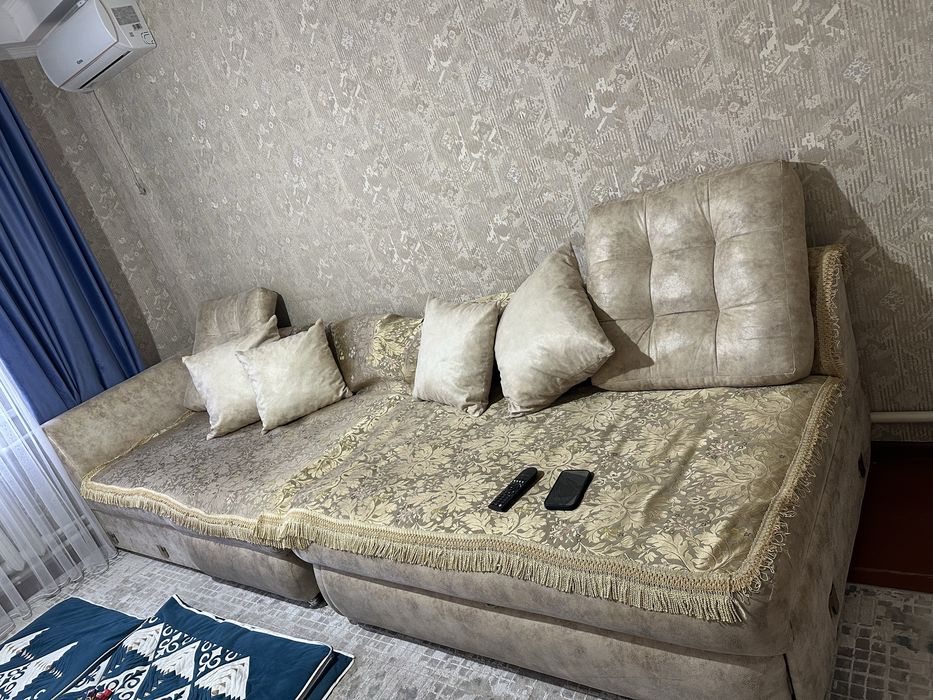 Продается диван с подушками