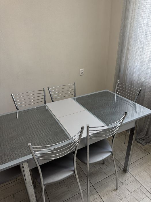 Продается стол со стульями