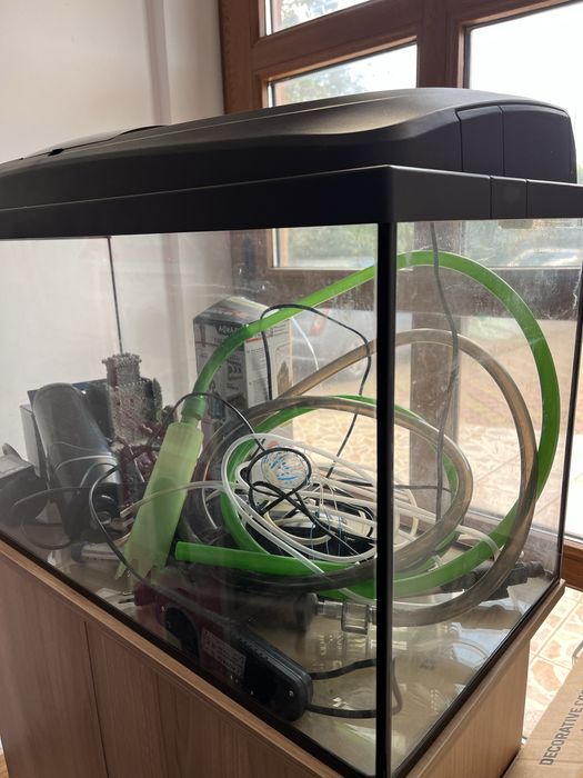 De vanzare Acvariu cu acesorii si dulapior 120L