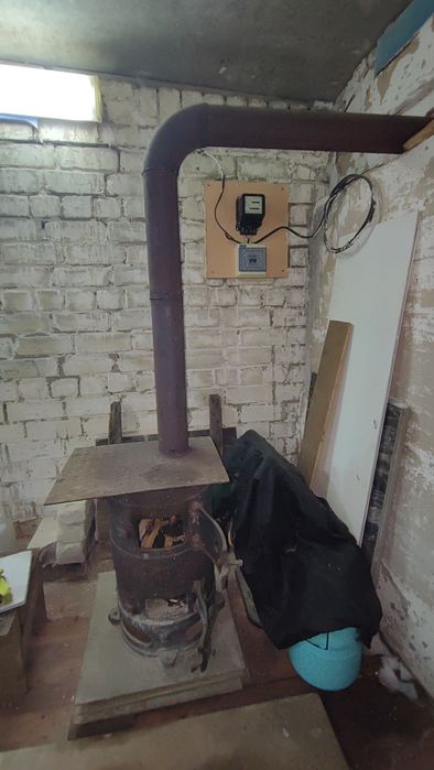 Продам чугунную буржуйку.