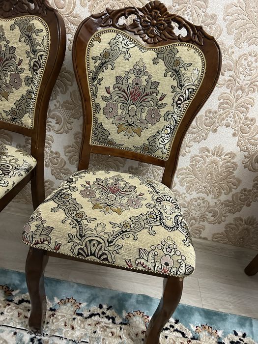 Стол со стульями