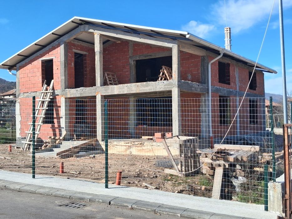 Продава къща на 140 км. От София и на 140 км от Гръцкото море