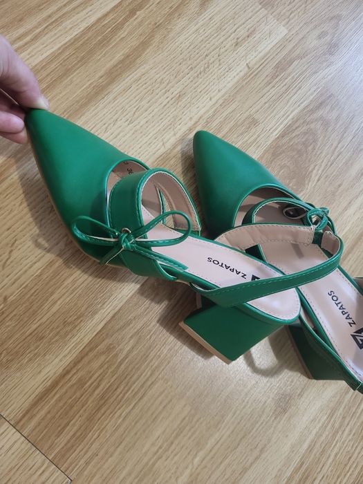 Vând pantofi noi cu baretă