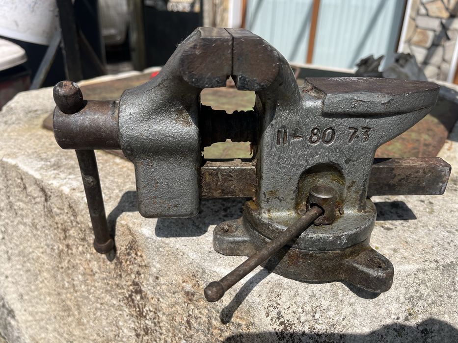 Менгеме с наковалня