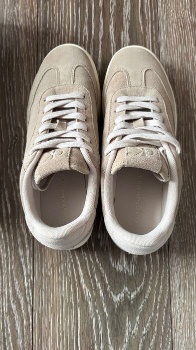 Бежови велурени мъжки обувки